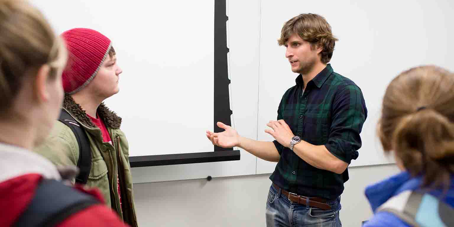 An alumnus speaks with students.